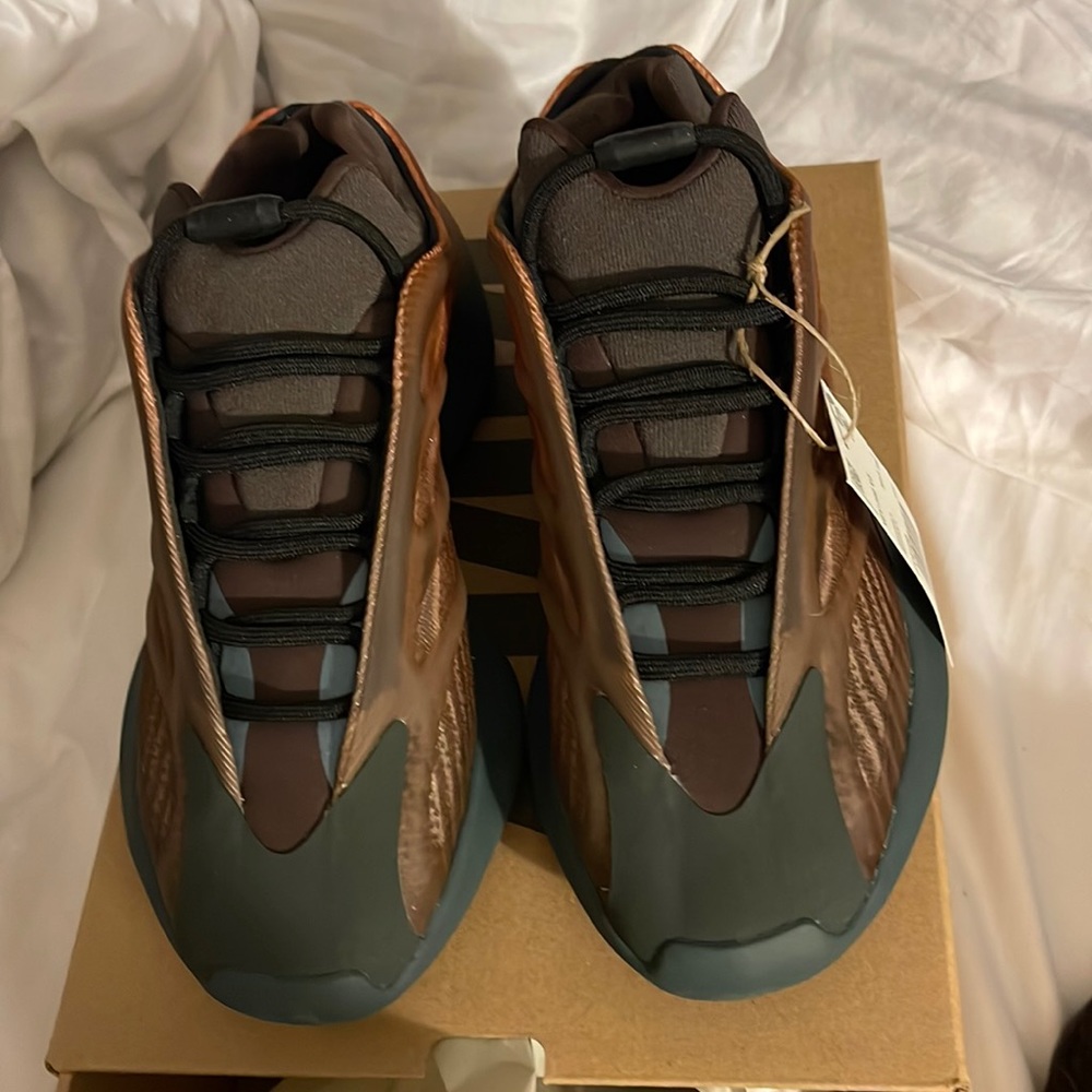 Yeezy 700 GY4109 size mens 7.5 Adidas